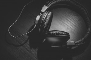 black-and-white-image-of-headphones